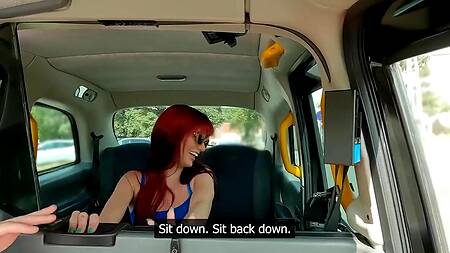 Рыжая милфа в синем платье соглашается дать таксисту