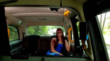 Рыжая милфа в синем платье соглашается дать таксисту