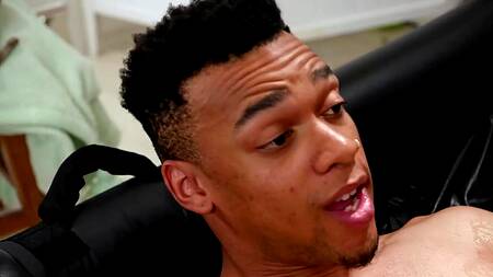 Зрелая Caitlin Bell делает эротический массаж и садится на член