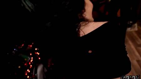 Жопастая фанатка на репетиции группы трахается с солистом