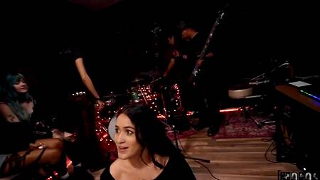 Жопастая фанатка на репетиции группы трахается с солистом