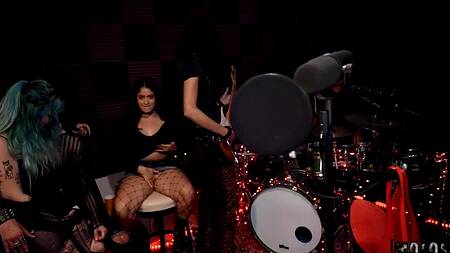 Жопастая фанатка на репетиции группы трахается с солистом