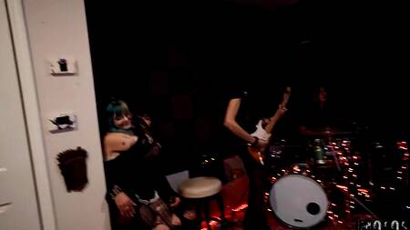 Жопастая фанатка на репетиции группы трахается с солистом