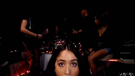 Жопастая фанатка на репетиции группы трахается с солистом