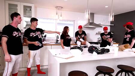 Зрелая тренерша бейсбольной команды трахается с капитаном