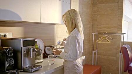 Красавица Candee Licious показывает попку и отдается в неё мужчинам