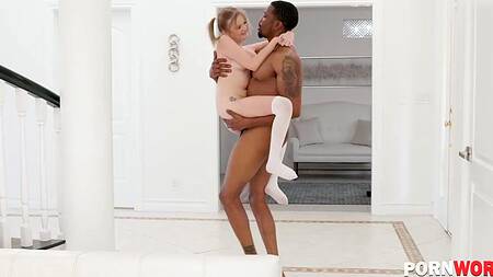 Миленькая студентка с хвостиками соблазняет на секс черного препода