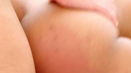 Богач привозит к себе черную модель, чтобы её трахнуть