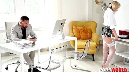 Красотка хотела подрочить на работе, но занялась сексом с боссом