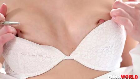 Красотка хотела подрочить на работе, но занялась сексом с боссом