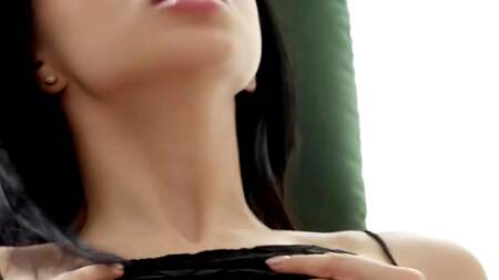 Красотка Alyssa Bounty отодвигает трусики и садится парню на лицо