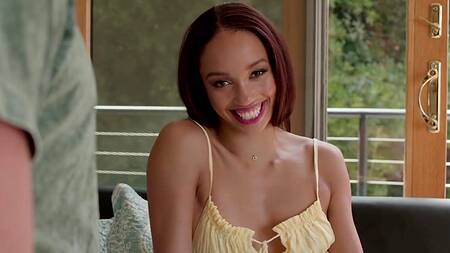 Стройной мулатке в желтом платье захотелось жесткого секса