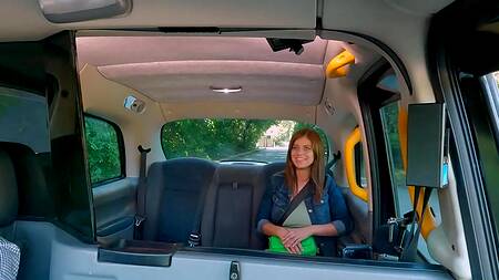 Таксист завозит телку в лес и трахает её в машине