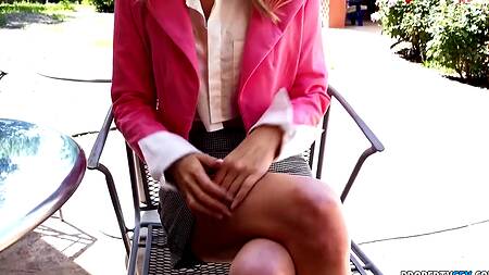 Риэлторша в розовом пиджаке готова заняться сексом