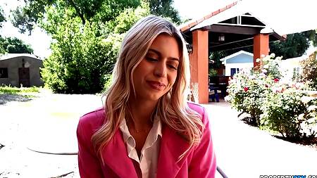 Риэлторша в розовом пиджаке готова заняться сексом