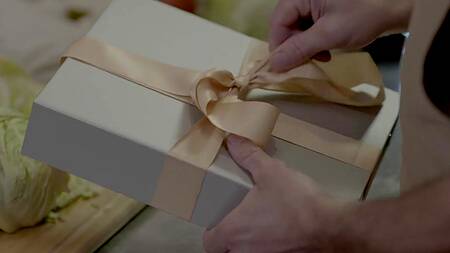 Пара в ресторане занимается сексом, а администраторша смотрит