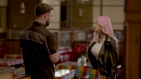 Пара в ресторане занимается сексом, а администраторша смотрит