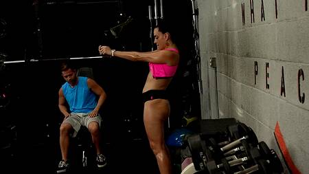 Парень засматривается телом милфы в спортзале и жарко её трахает