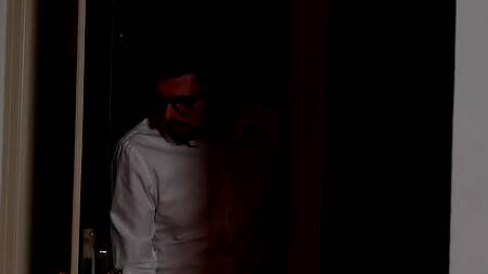 Скромный парень в очках застает милфу за анальной мастурбацией