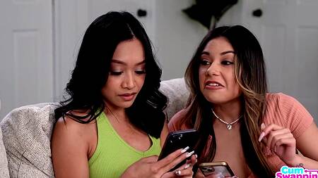 Парень трахает двух милых сестер и кончает в киску одной из них