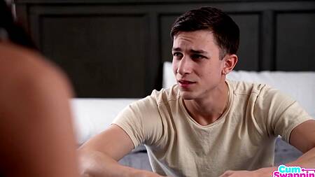 Парень трахает двух милых сестер и кончает в киску одной из них