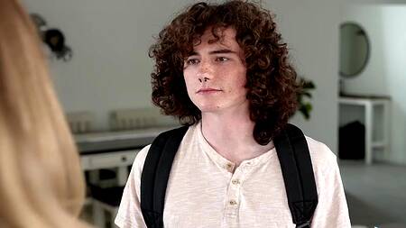 Красивая мачеха садится на член кудрявого пасынка