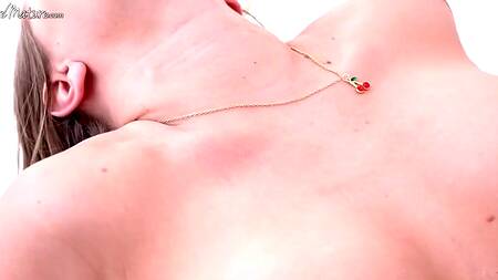 Азиат помогает милфе на кухне и лижет её пизду на столе