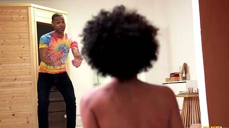 Кудрявая негритянка соблазняет приятеля голым телом