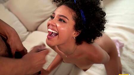 Кудрявая негритянка соблазняет приятеля голым телом