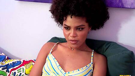 Кудрявая негритянка соблазняет приятеля голым телом
