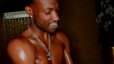 Худая красотка Molly Devon делает минет на улице и ебется с негром