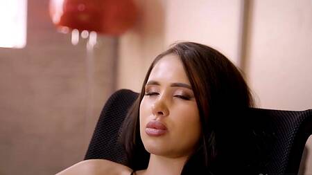 Красивая секретарша босса на анальный секс