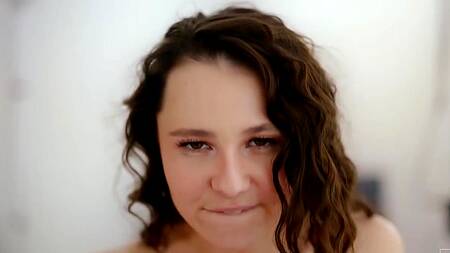 Лижет киску красивой Liz Jordan и нежно её трахает