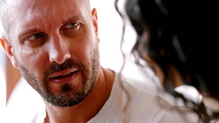 Лижет киску красивой Liz Jordan и нежно её трахает