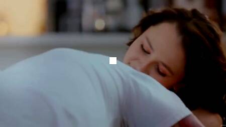 Лижет киску красивой Liz Jordan и нежно её трахает