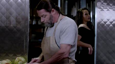 Красивая администраторша ресторана страстно ебется с поваром