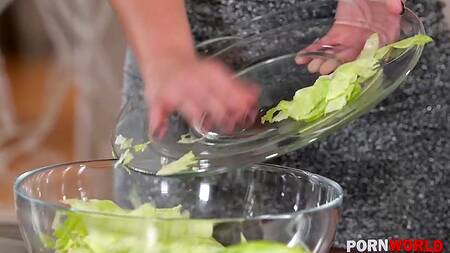 Зрелая ведущая кулинарного шоу отдается в обе дырки двум мужчинам