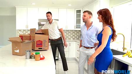 Рыжая милфа Syren De Mer на кухне отдалась в обе дырки курьерам