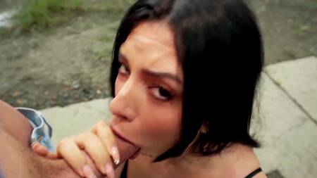 Таксист в машине страстно трахает красотку Daniela Ortiz