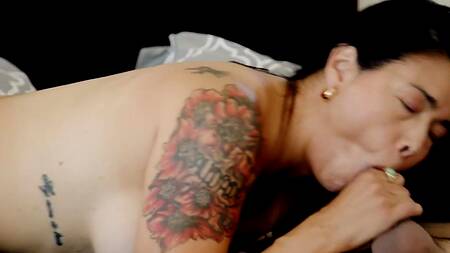 Студент лижет пизду училки пока та проверяет его домашнее задание