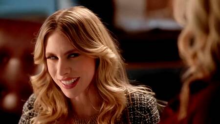 Красотки развязывают парня и занимаются с ним страстным сексом втроем