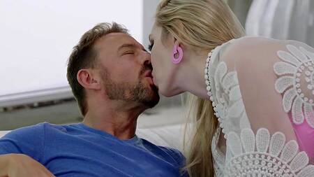 Стройная Carolina Savage в розовом белье кончает от двойного проникновения