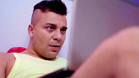 Уставший дрочить парень трахает опытную проститутку