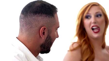 Рыжая милфа в красном платье соблазняет на интим