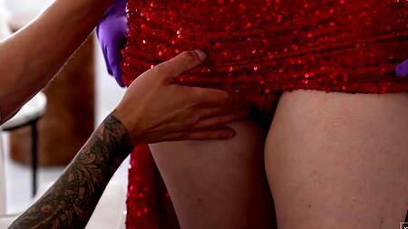 Рыжая милфа в красном платье соблазняет на интим
