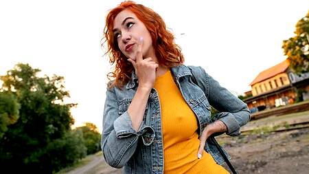 Пикапер трахает за деньги рыжую телку на улице и в чулане