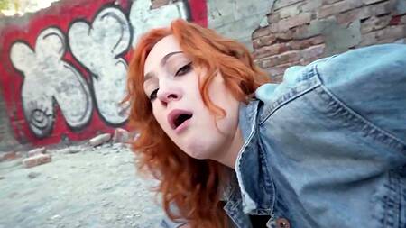 Пикапер трахает за деньги рыжую телку на улице и в чулане