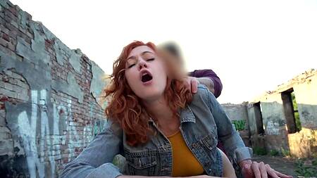 Пикапер трахает за деньги рыжую телку на улице и в чулане