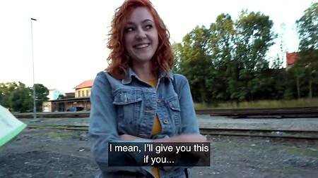 Пикапер трахает за деньги рыжую телку на улице и в чулане