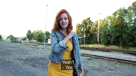 Пикапер трахает за деньги рыжую телку на улице и в чулане